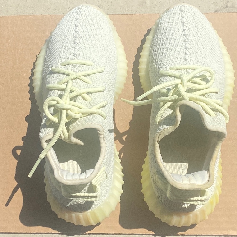 adidas Yeezy Boost 350 V2 Butter
100% Authentic
ConditionUsed 7/10 Size 5 No Box